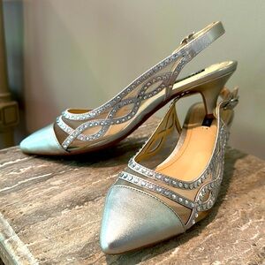 GLITZY Women’s Kitten Heel Sling Back Shoes Size 8  Silver w/Mesh & Rhinestones